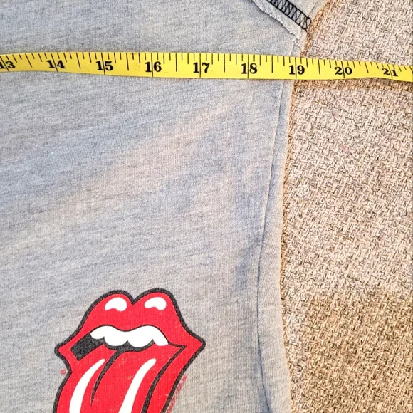 Off-shoulder sweater - Picture 3 of 4